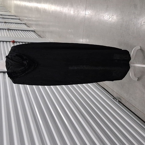 Cape - Picture 4 of 6